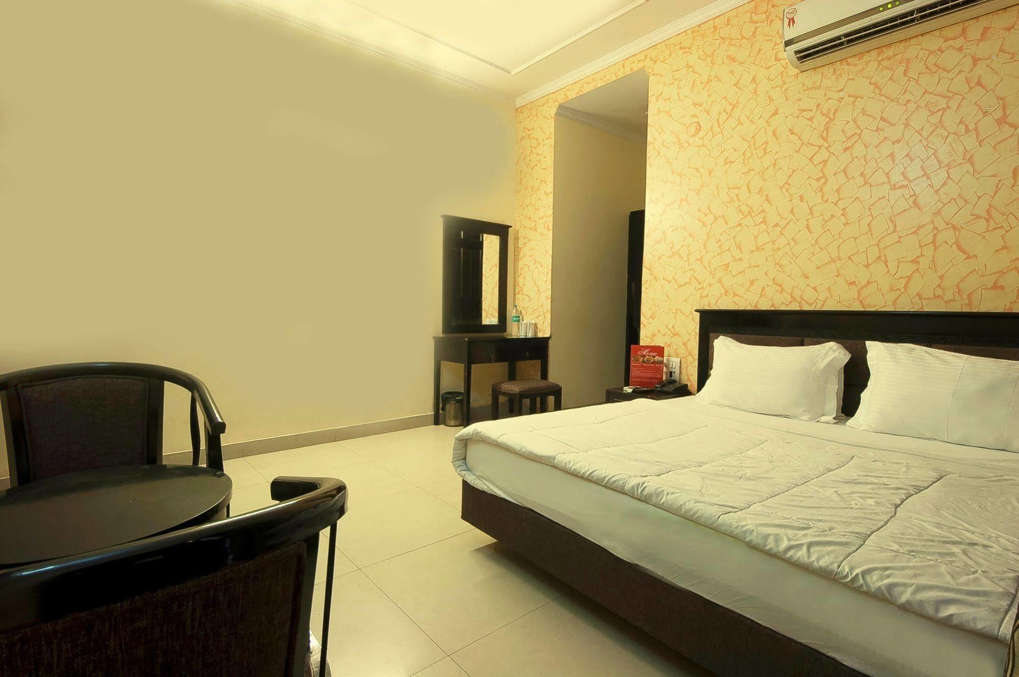 Hotel Sunrise Delhi Zewnętrze zdjęcie
